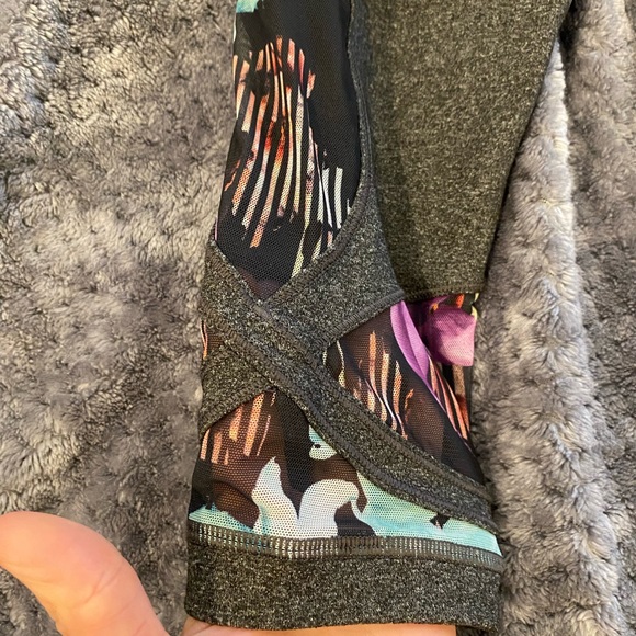 Like New adorable grey and floral Calia leggings szM - Picture 3 of 11